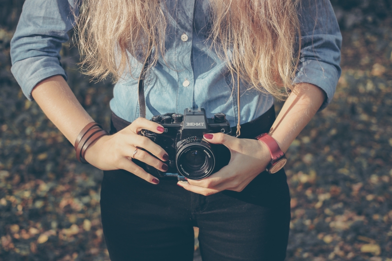 photographe-BONSON-min_hand-person-girl-woman-camera-photography-614-pxhere.com